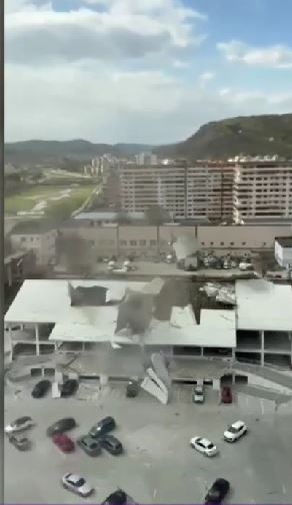Un fenomen rar s-a produs în Râmnicu Vâlcea: un vârtej de vânt, asemănător unei tornade la scară mică, a distrus acoperișul unei parcări. sursă foto: captură video