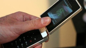 A apărut o nouă metodă de înșelăciune în România! La început ți se cere telefonul pentru a da un mesaj urgent