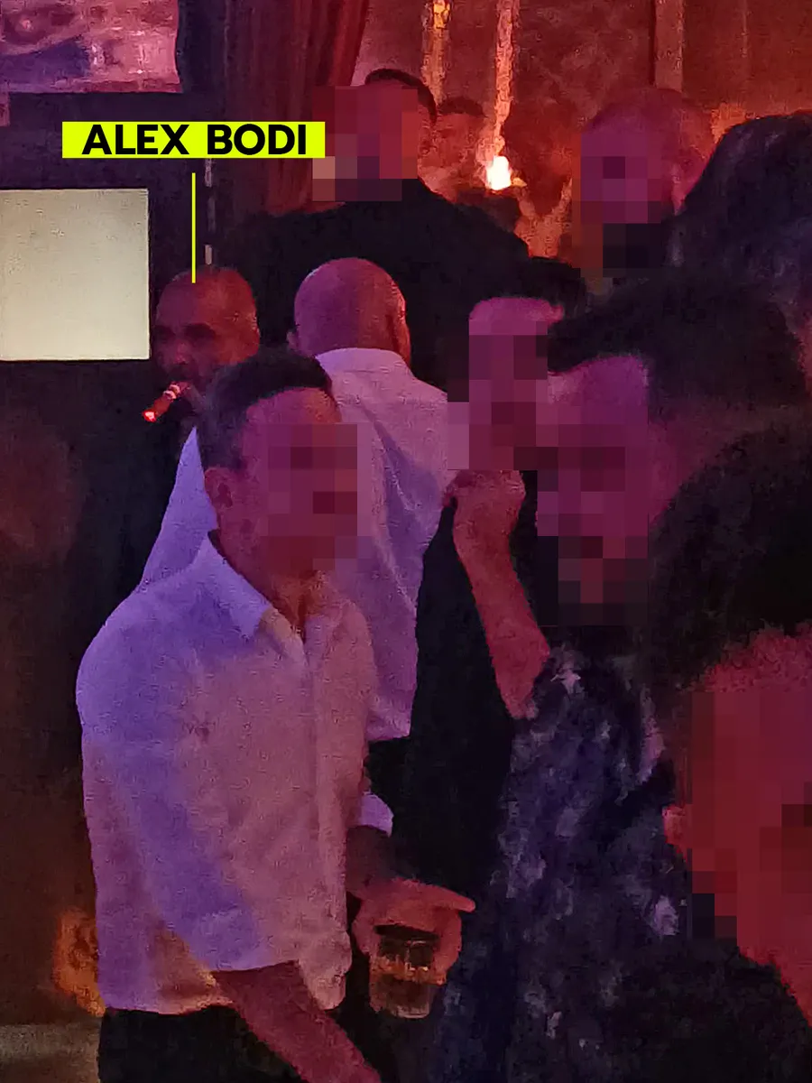 Alex Bodi se uită pierdut în zare, cu trabucul în gură