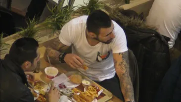 Un super campion din Romania a fost prins in OFFSIDE! Mananca JUNK FOOD cu o tona de maioneza! Vezi cine e