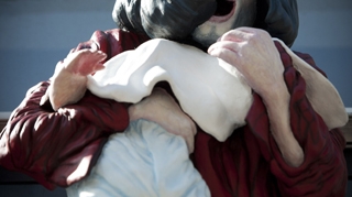 L-a sculptat pe Michael scotandu-si copilul pe geam