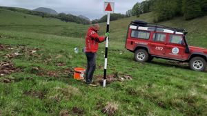 Trei turiști s-au rătăcit pe munte! Salvamontiștii și jandarmii din Alba au plecat în căutarea lor
