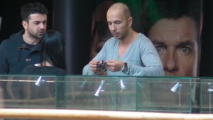 Si-ar fi dorit sa faca un numar de magie sa scape de rusine! Johannes nu si-a permis sa de 4.000 lei pe o bratara si a returnat-o!