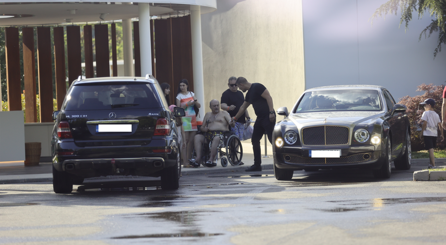 Mirela Roșu este alături de multimilionarul egiptean, care se pregătește să urce în Bentley-ul Mulsanne (Foto: CANCAN.RO)