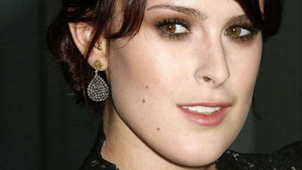 Moment PENIBIL pe covorul rosu! Ce vedeta a ramas cu lenjeria intima la vedere in vazul tuturor! S-a vazut tot