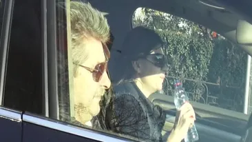 Primele imagini cu SOV razand cu foc dupa ce a iesit din inchisoare. Si-a bagat copiii intr-o limuzina si au pus tara la cale