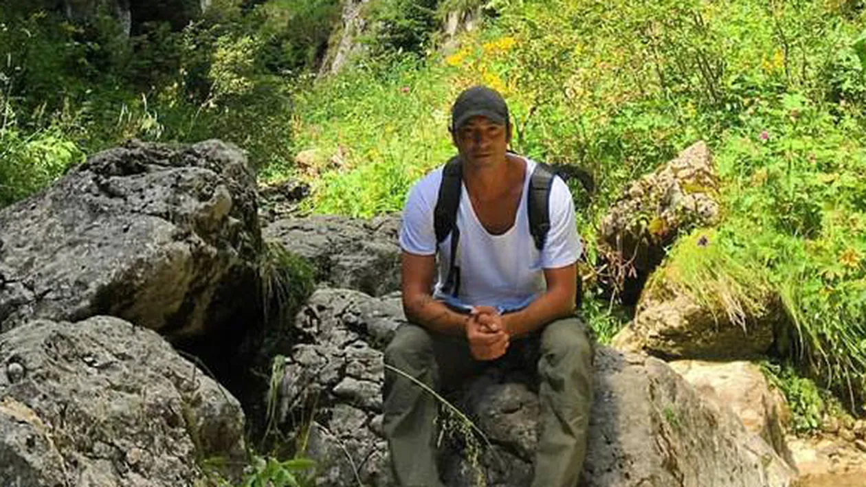 Aşa arată viaţa în imagini a lui RADU VÂLCAN! Uite unde a copilărit prezentatorul