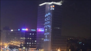 Tânărul care a făcut proiecţii laser în Piaţa Victoriei, chemat la Poliţia locală
