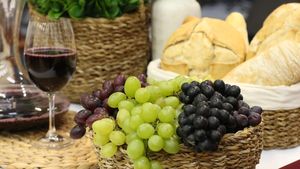 Cât costă 1 litru de must la piață. Suma piperată nu îi împiedică pe români să cumpere