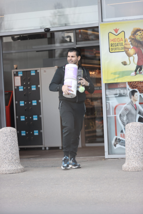Florin Pastramă iese din supermarket (Foto: CANCAN.RO)