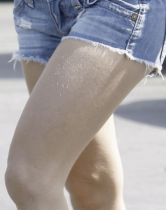 Britney Spears forgot to shave her legs before stepping out to get an iced coffee from Starbucks.  June 22, 2009 X17online.com exclusive