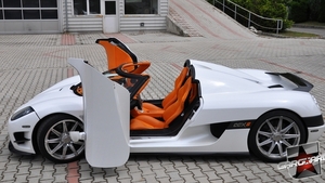 Una dintre cele mai tari masini din lume a ajuns in tara! Vezi cum este transportat bolidul in valoare de peste 2 milioane euro!