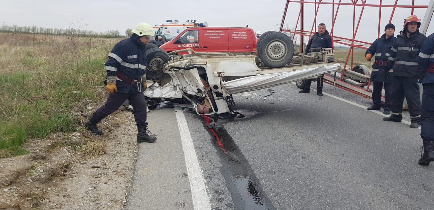 Accidente înfiorătoare în Prahova. Un om a murit, iar 3 au fost răniți după ce microbuzul în care erau a ajuns în parapet