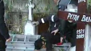 VIDEO Narcoticele l-au bagat in mormant! Un drogat a cazut  de la 12 metri intr-o groapa din cimitir!