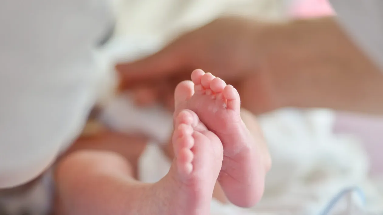 Moartea suspectă a trei bebeluși pune autoritățile în alertă. Ce produs, comercializat și în România, ar fi consumat