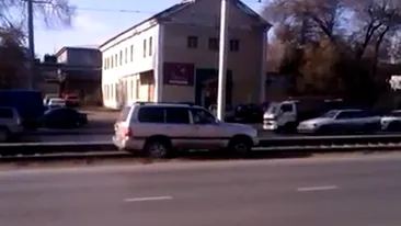 VIDEO Nebunul asta chiar s-a crezut tramvai! Uite in ce hal se chinuie sa isi conduca masina pe sine!