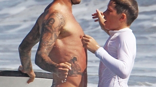 Batalie intre David Beckham si fiul sau: Cine-i mai cocos?