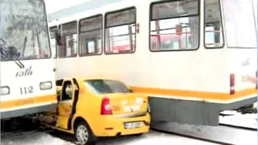 Accident incredibil în Capitală: un taxi a fost prins între două tramvaie! Şoferul şi o pasageră au fost duşi la spital