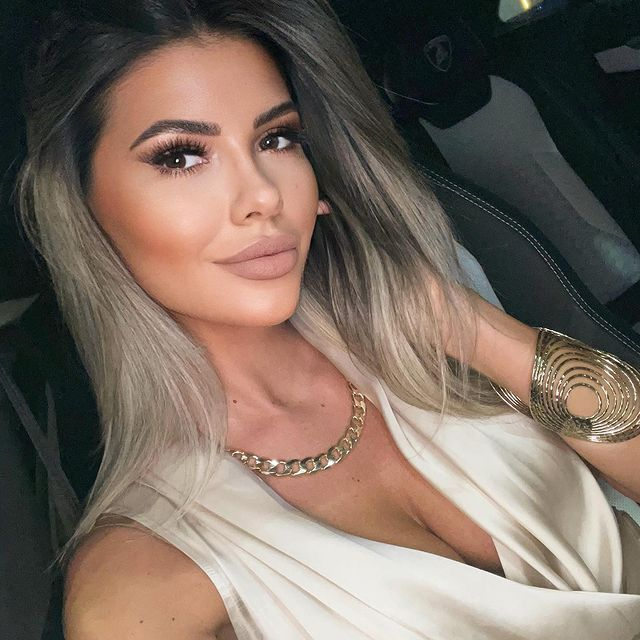 Diana e îmbrăcată toată-n brand și aparent nu pierde niciun trend!