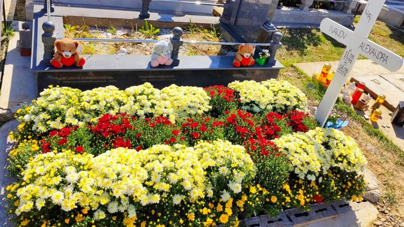 Lumânări în loc de tort, durere în loc de aniversare. Imagini cutremurătoare de la slujba ținută în memoria Alexandrei, tânăra moartă la un spital din Botoșani