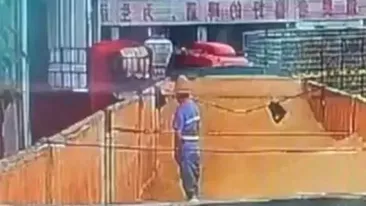 Un angajat al unei fabrici celebre, surprins în timp ce urinează în containerul unde se produce berea. Reacția companiei, marca se vinde și în România