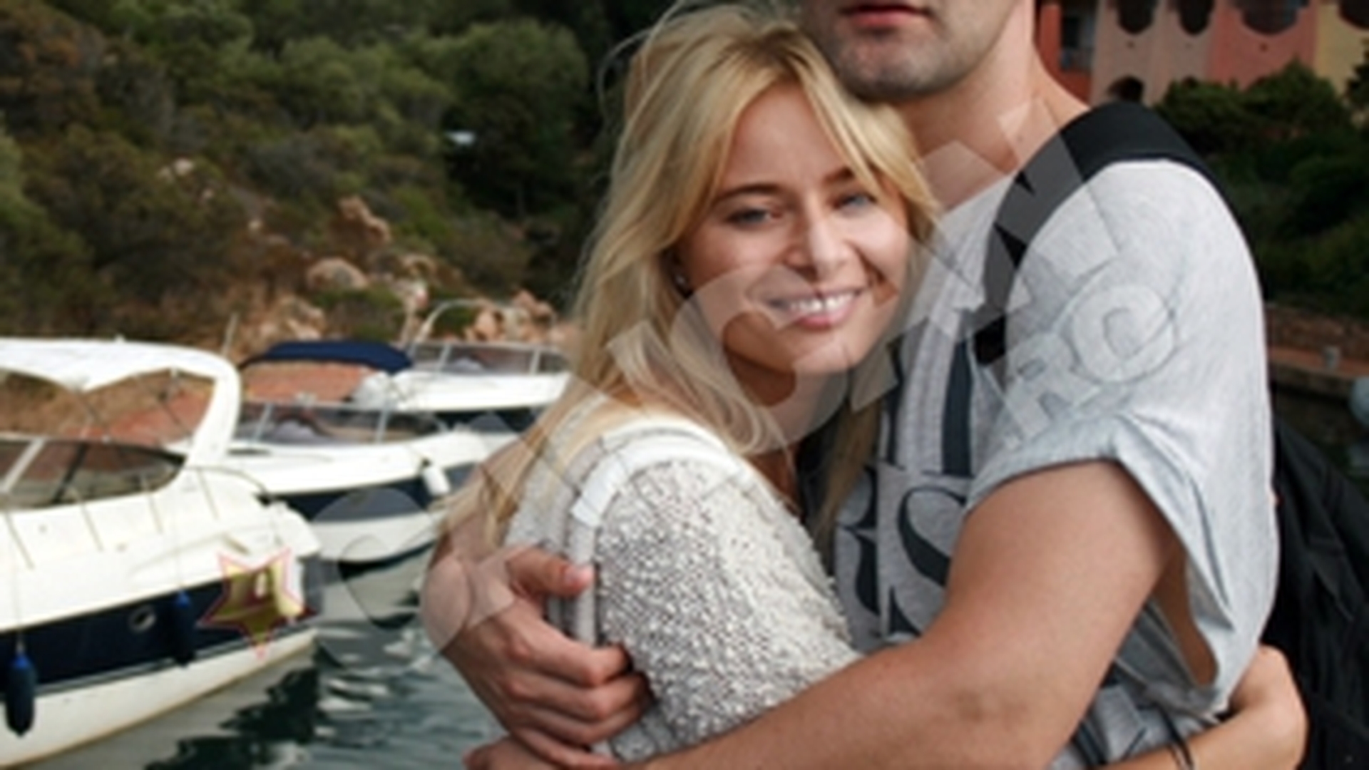 Smiley a trait 24 de ore de surprize pregatite de Laura Cosoi! Cei doi s-au relaxat in Sardinia