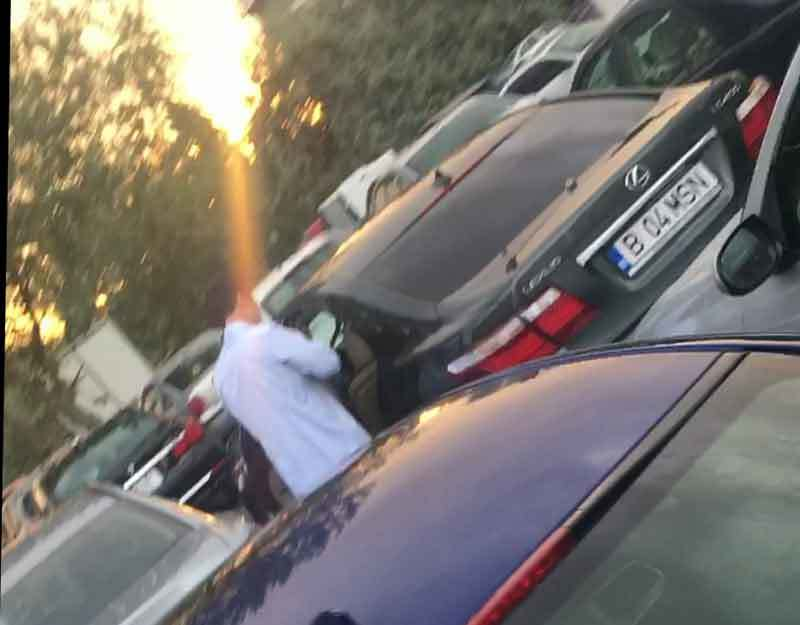 Primarul Sectorului 3 îşi pune pe el o cămaşă albă