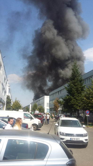 VIDEO. Incendiu puternic pe Strada Biharia din București. „Arde o hală, în întregime”. A fost transmis mesaj prin Ro Alert pentru protecția populației