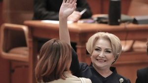 Imaginile uitate din tinerețea Vioricăi Dăncilă. Era brunetă și avea părul ondulat
