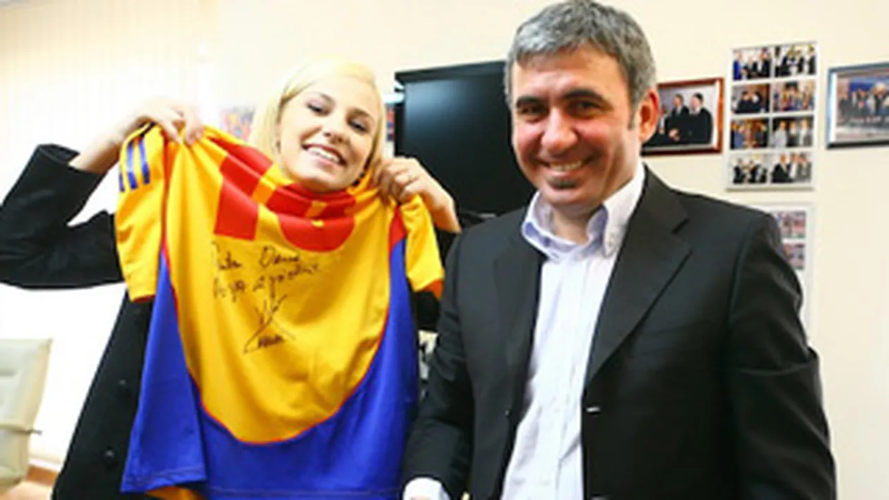 Dana Rogoz a primit de la Hagi un tricou cu autograf!