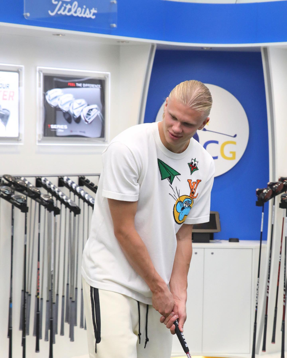 Erling Haaland joacă golf. Sursa foto: Instagram