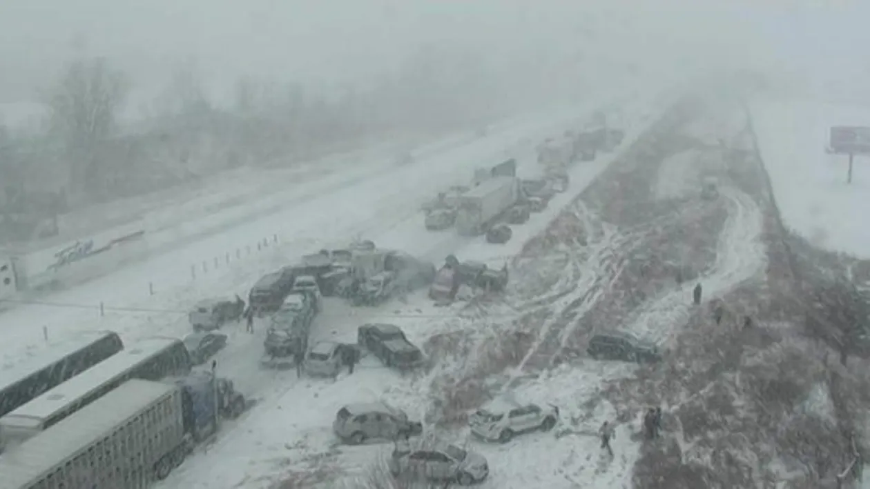 Accident devastator! 131 de mașini s-au făcut praf, o persoană a murit, 71, rănite! VIDEO