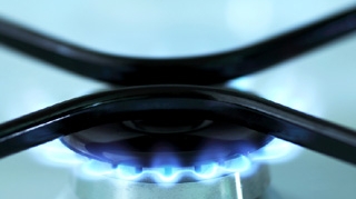 O femeie a luat foc dupa ce a incalzit o oala cu benzina