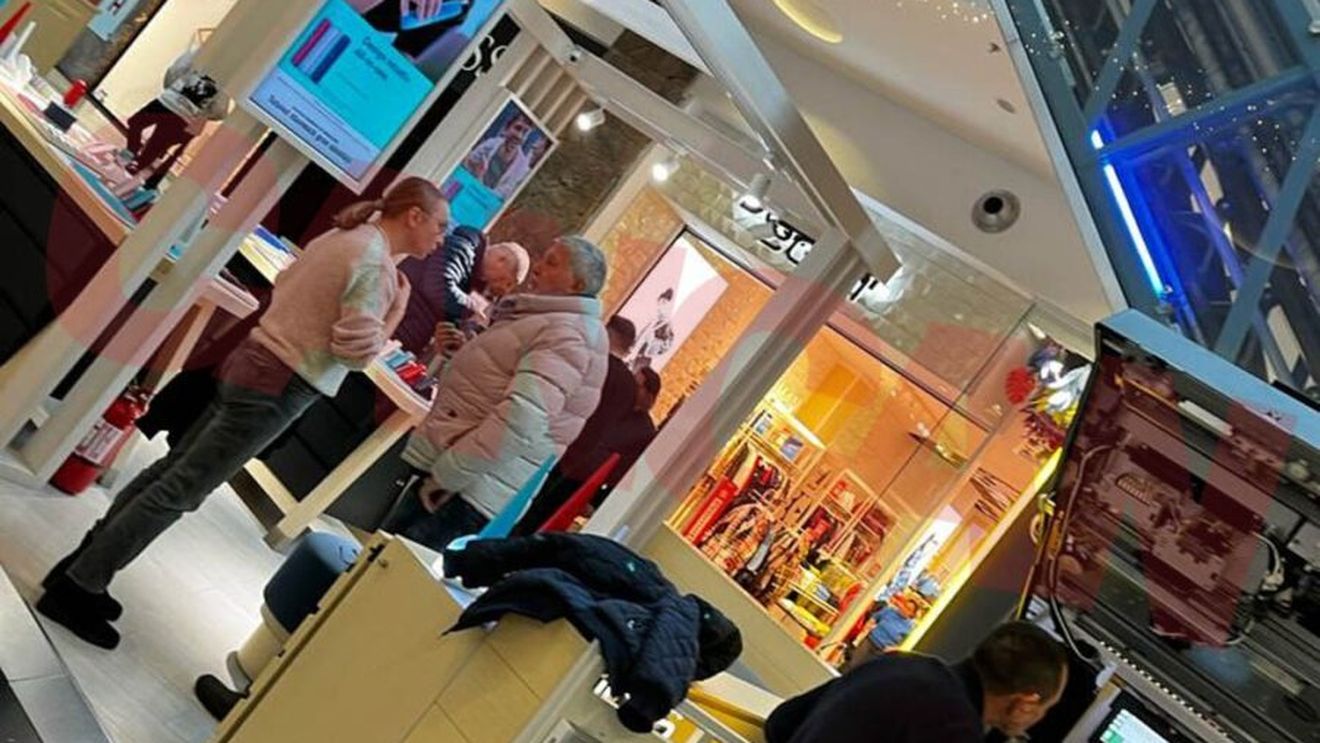 Întâlnire de gradul zero într-un mall din nordul Capitalei. Cum a fost surprins Ilie Năstase. FOTO EXCLUSIV