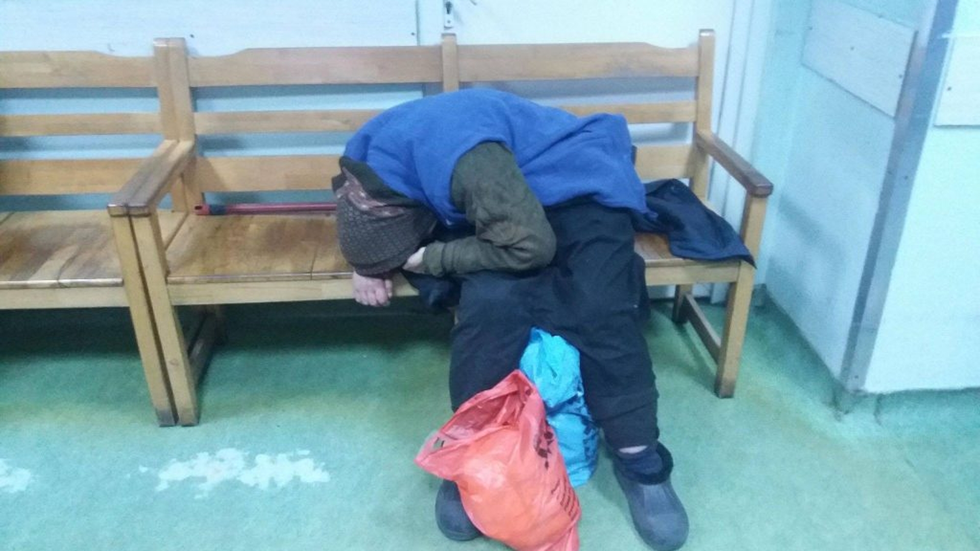 Incredibil ce a pățit o bătrână adusă cu ambulanța la Spitalul Județean Ploiești: ”Este o boschetăriță...”