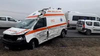 Patru persoane rănite, după ce o mașină a lovit o ambulanță, în Vrancea