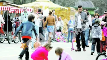 Printul Cristea nu are timp pentru micuta lui! I-a cumparat vata pe bat si a fugit la Bianca