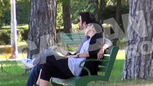 Fetita Andreei Marin e topita dupa iubitul mamei sale! Uite cum se joaca toti trei in parc!