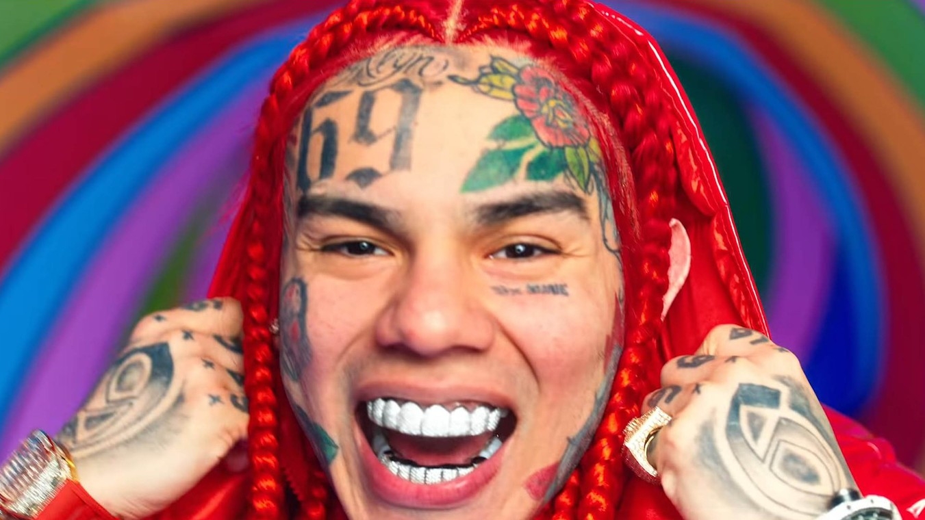 Casa lui Tekashi 6ix9ine a fost invadată de bărbați înarmați! Mama artistului care a cântat la 'Beach, Please!',  ținută cu forța