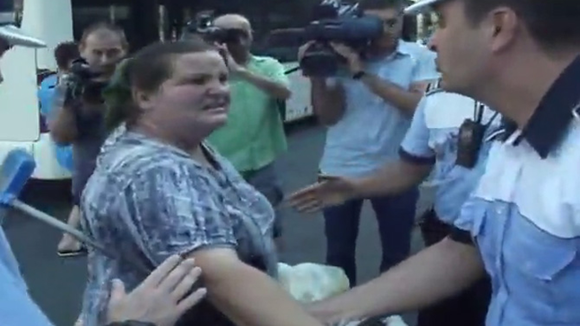 Video nebunesc! O femeie o ia razna cand politistii o opresc sa traverseze strada - Se zbate si urla disperata sa fuga de ei! Agentii nu voiau decat sa o roage sa o ia pe trotuar