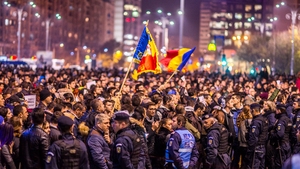 Piaţa Victoriei se ”mută” la Paris. Francezii ies în stradă după modelul românilor