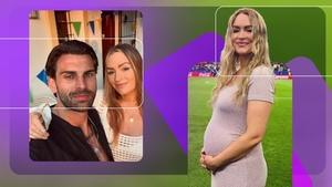 Și-a etalat burtica de gravidă la semifinala Cupei Mondiale. Prezentatoarea TV a făcut și o glumă despre bebeluș
