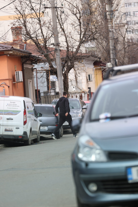 După ce a sărutat-o pe Raluca, Ibrahim a plecat cu mașina, urmând să revină, s-o ia acasă (Foto: CANCAN.RO)
