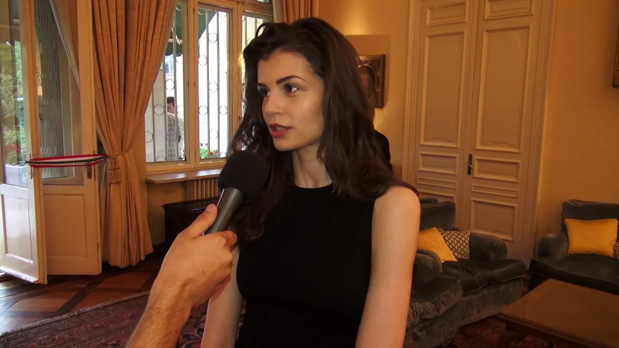 Mr. Pink e istorie? Moni se comporta ca o femeie singura, a ajuns sa locuiasca la periferie si nu se mai grabeste sa plece in SUA