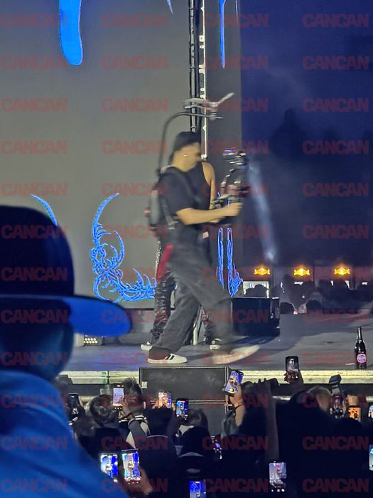 Ian urinează pe scenă în timpul unui concert în București / Sursa foto: Cancan