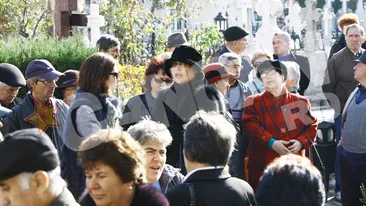 Imagini tulburatoare din cea mai grea zi a Ancai Pandea! Vezi tot ce nu s-a vazut la TV de la inmormantarea lui Iurie Darie!