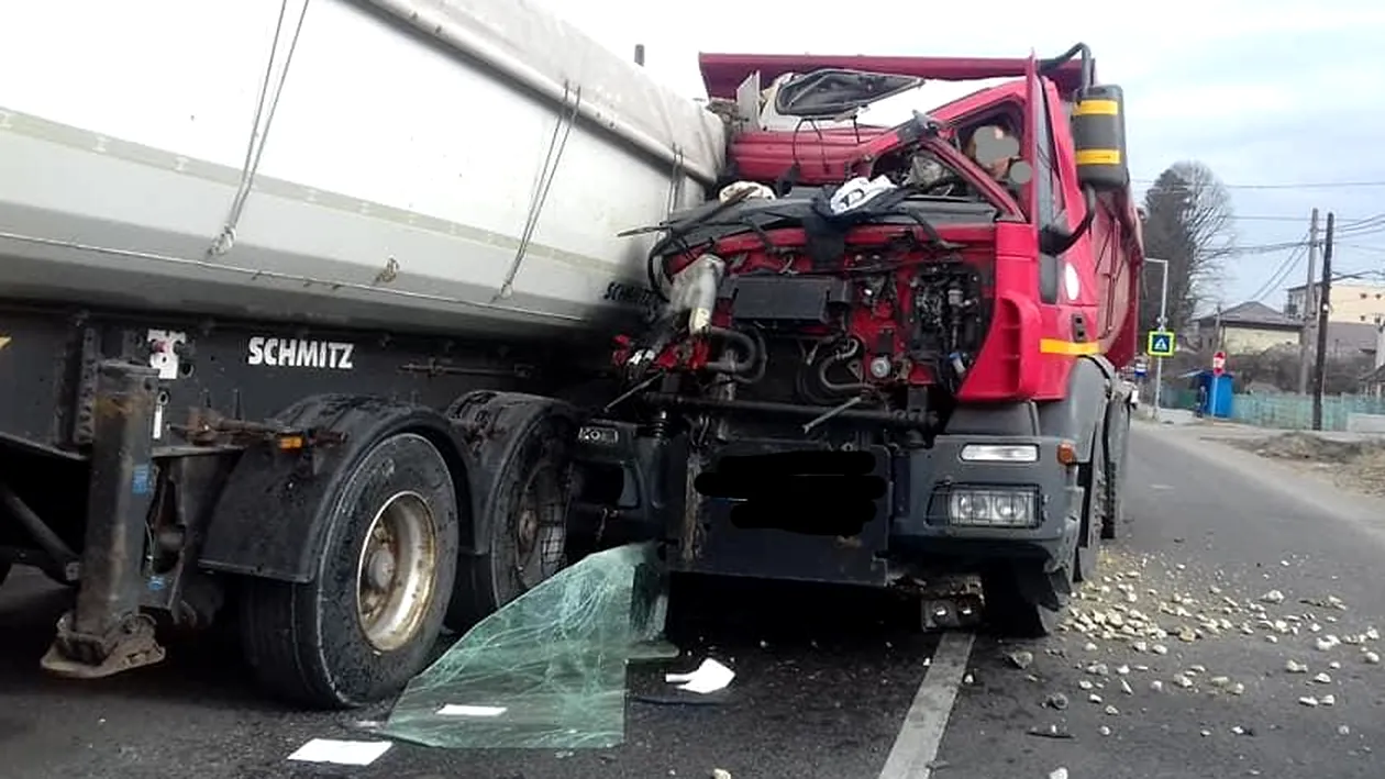 VIDEO. Accident violent în Argeș, două camioane s-au ciocnit! Un bărbat, în stare gravă la spital