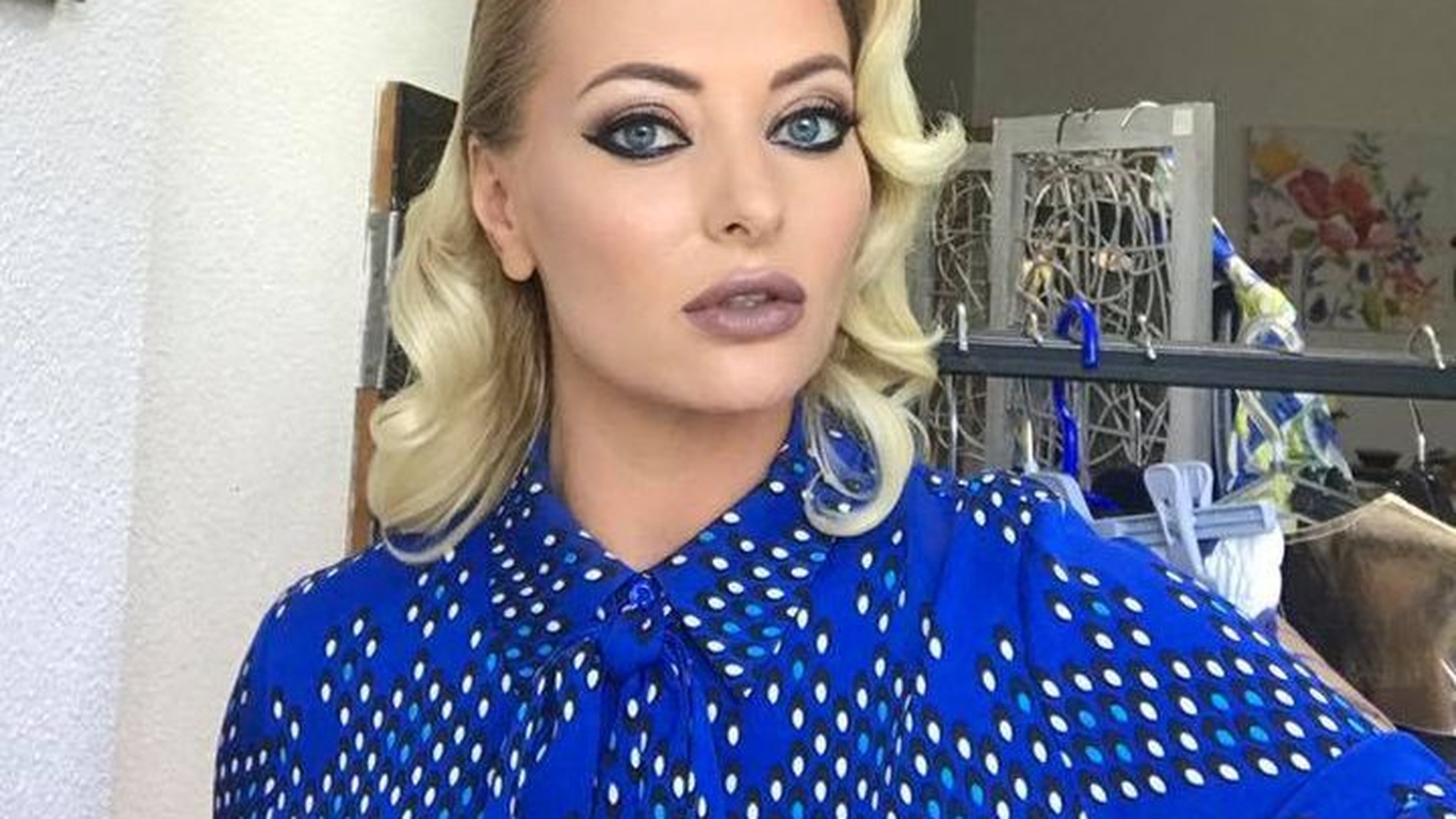 Delia e din nou în vacanţă! S-a pozat în cel mai decupat costum de baie, dar un detaliu ruşinos a ieşit în evidenţă: „Ceva e ciudat....”