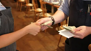 Nu este o eroare! Ce salariu are, fără bacșișuri, un român care lucrează ca ospătar în Germania