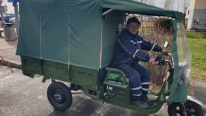 Moș Toma, în vârstă de 70 de ani, face zilnic naveta 40 de kilometri, să strângă gunoaiele din parcarea Aeroportului din Timișoara. Se mândrește cu munca lui: „Nu-i un lucru urât”